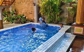 Arrys Watukarung Surfcamp